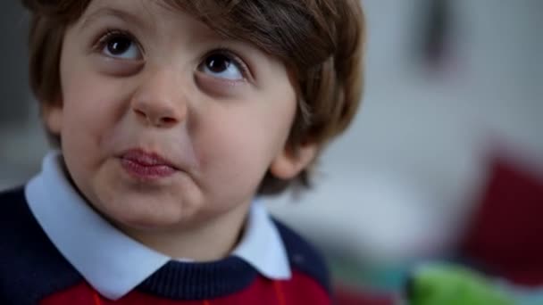 Jeden Mały Chłopiec Nie Reaguje Mały Dzieciak Odrażającą Reakcją Przykrywający — Wideo stockowe
