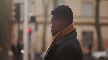 Üzgün üzgün siyah adam kentin dışında kendini yalnız hissediyor.