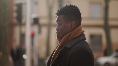 Üzgün üzgün siyah adam kentin dışında kendini yalnız hissediyor.