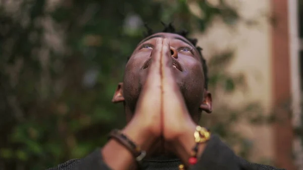Spiritual Black African Praying Looking Sky Seeking God — Fotografia de Stock