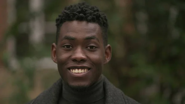 Gülümseyen Mutlu Siyah Afrikalı Adam Kış Mevsiminde Dışarıda Duruyor — Stok fotoğraf