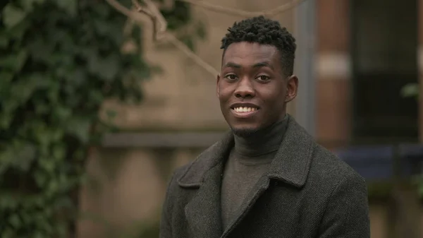 Gülümseyen Mutlu Siyah Afrikalı Adam Kış Mevsiminde Dışarıda Duruyor — Stok fotoğraf