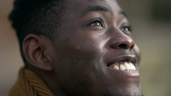 Gülümseyen Mutlu Siyah Afrikalı Adam Portresi — Stok fotoğraf
