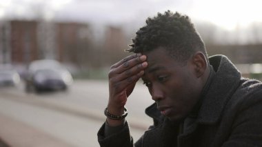 Sorunlu siyah Afrikalı adam endişeli ve endişeli.