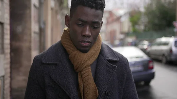 Şehirde Yürüyen Üzgün Bir Siyah Adam Öfkeli Insan Duyguları — Stok fotoğraf