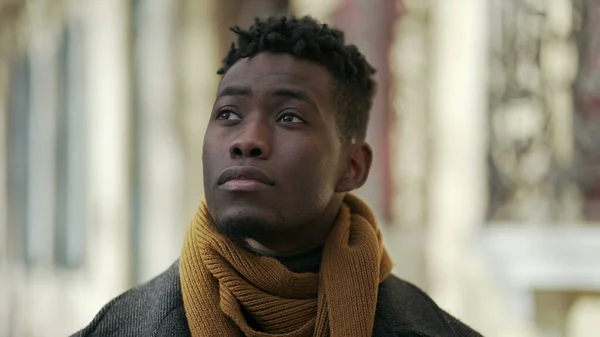 Düşünceli Bir Siyah Adam Kışın Şehir Merkezinde Yakın Plan Yüz — Stok fotoğraf