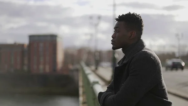 Düşünceli Siyah Afrikalı Adam Köprünün Üstündeki Hayatı Düşünüyor — Stok fotoğraf