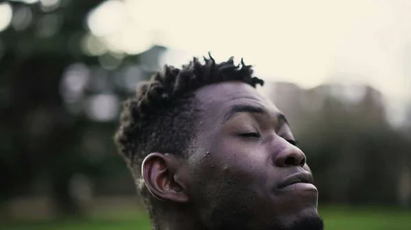 Genç Siyah Adam Meditasyon Tefekkür Için Gözlerini Kapayıp Açıyor Afrikalı — Stok fotoğraf