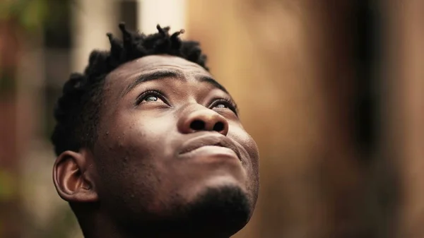 Young Black Man Close Face Looking Sky — Fotografia de Stock