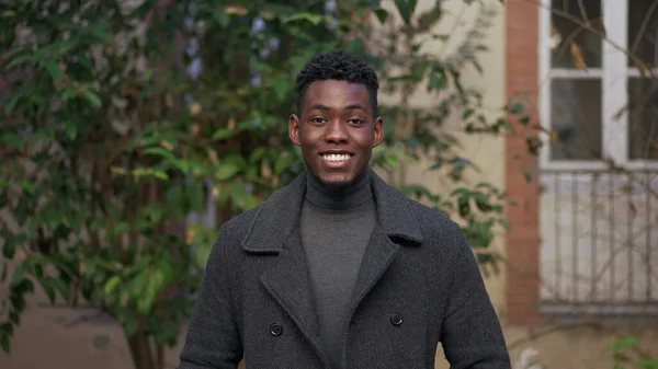 Genç Siyahi Afrikalı Adam Kameraya Gülümsüyor Karizmatik Dost Canlısı — Stok fotoğraf