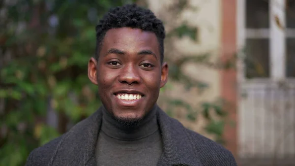 Genç Siyahi Afrikalı Adam Kameraya Gülümsüyor Karizmatik Dost Canlısı — Stok fotoğraf
