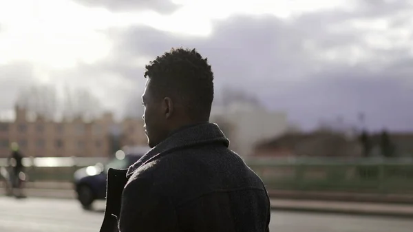 Genç Siyahi Adam Gün Işığında Şehir Merkezinde Yürüyor — Stok fotoğraf