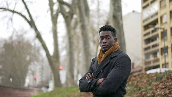 Genç Siyahi Adam Dışarıda Paltosu Atkısı Ile Dikilip Kamera Portresine — Stok fotoğraf
