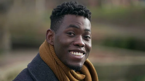 Genç Yakışıklı Afrikalı Adam Portresi Kışlık Kıyafetler Giymiş Kameraya Bakıyor — Stok fotoğraf
