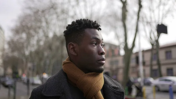 Young Elegant Black African Man Walking City Sidewalk — Φωτογραφία Αρχείου