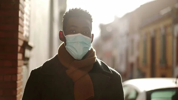 Young Black Man Walking Wearing Covid Surgical Face Masking Person — 图库照片