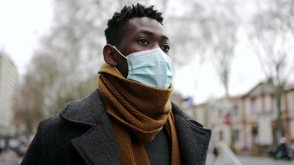 Young Black Man Wearing Covid Face Mask While Walking City — Stock fotografie
