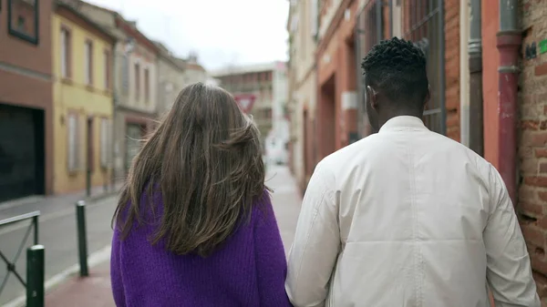 街中の白人女性と一緒に歩く黒人男性の背中 多様性の概念 — ストック写真