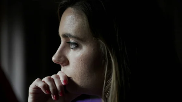 Úzkostlivá Mladá Žena Stojící Okna Zabývající Životními Problémy — Stock fotografie