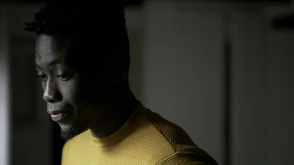 Pencere Kenarında Durup Hayatı Düşünen Afrikalı Bir Adam Endişeli Duygular — Stok fotoğraf