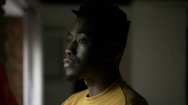Afrikai Férfi Áll Ablaknál Gondolkodik Életről Aggódó Érzelem — Stock Fotó