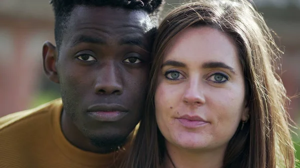 Afrikaans Man Blank Meisje Die Samen Ogen Openen Interraciaal Paar — Stockfoto