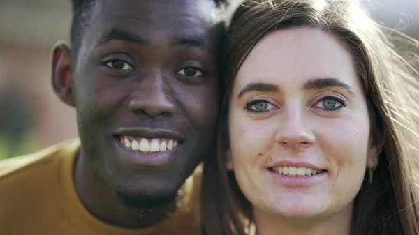 Afrikaanse Man Wit Meisje Gezichten Kijken Naar Camera Glimlachen — Stockfoto