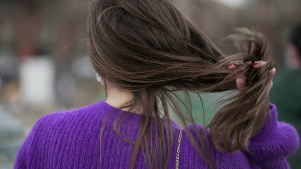 Задняя Часть Молодой Женщины Играет Волосами Девушка Трогает Волосы — стоковое фото