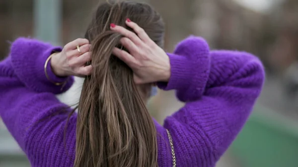 Plecy Młodej Kobiety Bawiącej Się Włosami Dziewczyna Dotykająca Włosów — Zdjęcie stockowe