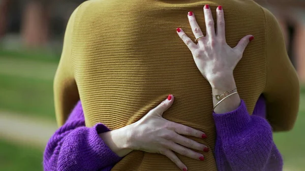 Tył Kobiety Obejmującej Kochanka Ręce Obejmując Partnera — Zdjęcie stockowe