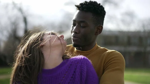 Candid Interraciale Paar Romantisch Moment Samen Buiten Park — Stockfoto