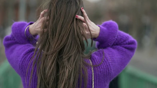 Tył Kobiety Dostosowując Włosy Chodzenie Zewnątrz — Zdjęcie stockowe