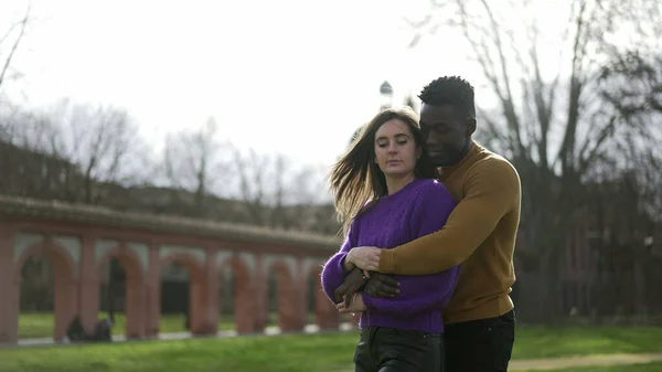 異人種間のカップルロマンチックな瞬間一緒に公園の外 — ストック写真