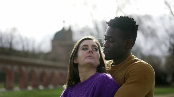 Candid Interraciale Paar Romantisch Moment Samen Buiten Park — Stockfoto