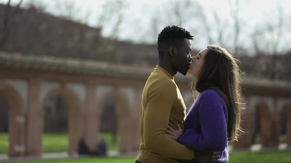 黒男接吻ホワイトガールフレンドスタンド外に公園 — ストック写真