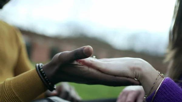Чорний Чоловік Єднує Руки Білою Дівчиною Міжрасові Знайомства Єднанні — стокове фото
