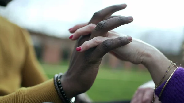 Černošky Muž Spojuje Ruce Bílou Přítelkyní Interracial Dating Union — Stock fotografie