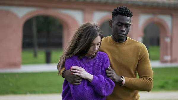 Homem Negro Consolando Namorada Andando Juntos Parceiro Deprimido Conceito Diversidade — Fotografia de Stock