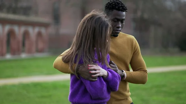 Μαύρος Άντρας Παρηγορεί Την Κοπέλα Του Περπατώντας Μαζί Καταθλιπτικός Συνεργάτης — Φωτογραφία Αρχείου