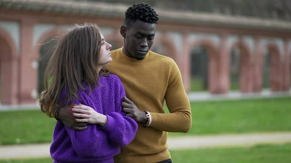 黒人男性の慰めのガールフレンド一緒に歩いている 落ち込んでるパートナーだ 多様性の概念 — ストック写真