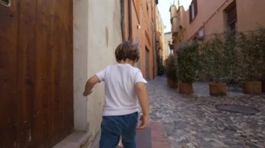 Eski Avrupa caddesinde koşan bir çocuk. Küçük bir çocuk İtalyan mahallesinde koşuyor. 