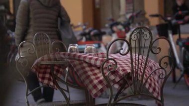 İtalyan caddesinde restoran masa örtüsünde rüzgar esiyor. Avrupa 'da boş iş. Milliken Tablo Kontrol Noktası. Klasik bir gingham baskısı. 