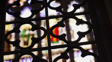 Katedral içinde geleneksel Katolik Dekorasyonu. Hıristiyan sanat dekorasyonunun ayrıntıları.