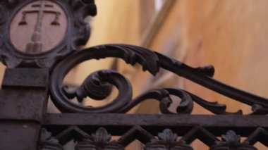 Geleneksel güzel batı kapısı süslemeleri ve demir süslemeleri var. Metalden yapılmış çiçek deseni. Eski konsept