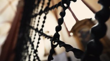 Katedral içindeki demir güvenlik ızgarası koruması. Demir metal desenler odayı ayıracak.
