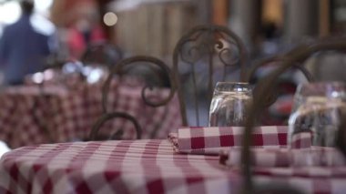 İtalyan caddesinde restoran masa örtüsünde rüzgar esiyor. Avrupa 'da boş iş. Milliken Tablo Kontrol Noktası. Klasik bir gingham baskısı. 