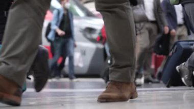 Tren peronundaki yolcular. Çanta taşıyan bir sürü insan. Düşük açılı bacak transit