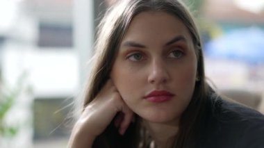 Düşünceli genç bir kadının portresi yakından çekilmiş. 20 'li yaşlarda düşünceli bir kız. Düşünceli ifade