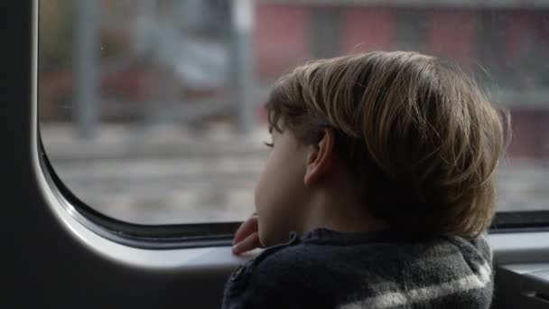 Jeden Zamyšlený Chlapec Cestuje Vlakem Pensive Dítě Sedí Okna Při — Stock video
