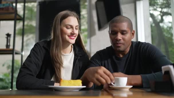 Verscheidene Echtpaar Staren Uit Coffeeshop Raam Dagdromen Twee Attente Mensen — Stockvideo